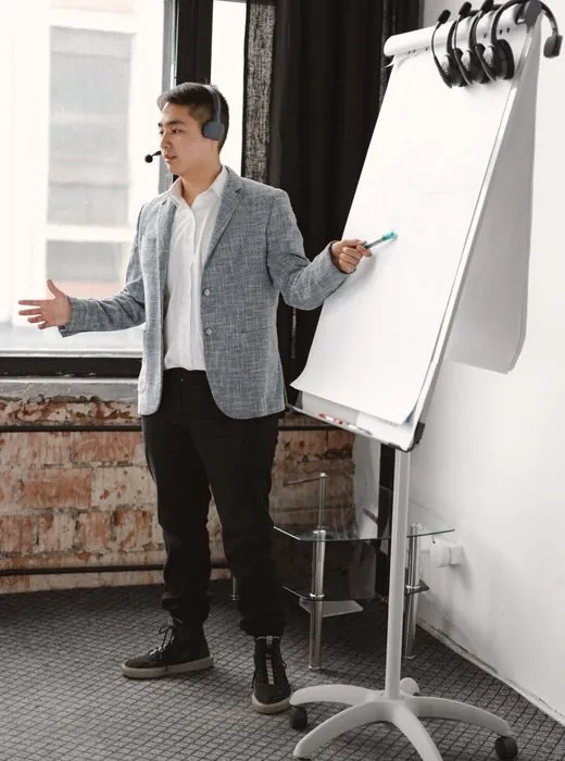 Consultant devant un tableau