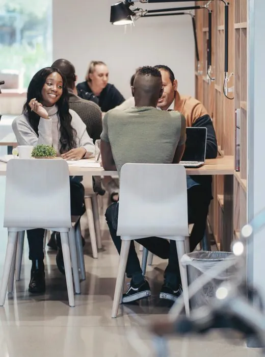Équipe au travail dans un bureau